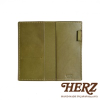 橄欖綠皮革輕便記事本書套，內部有兩格夾層，右側有筆插。皮革表面帶有細緻的縫線，右下角壓印有 HERZ 品牌標誌。