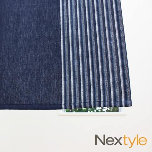 純棉門簾，左側為深藍色純色區塊，右側為藍白細直條紋拼接設計。