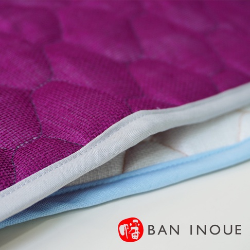 紫紅色兩層蚊帳棉織吸水墊，表面有菱格紋縫線，邊緣有淺灰色與淺藍色滾邊。