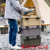 三個疊放的堅固塑料收納箱，顏色由上至下分別為米黃色、灰色和橄欖綠。箱體帶有黑色金屬鎖扣和提把，設計簡潔實用，適合戶外使用。