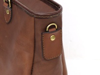 職人手作皮革兩用商務托特包 (T-7)，深棕色皮革材質，有兩個金屬D型環和黃銅鉚釘，精緻車縫工藝。