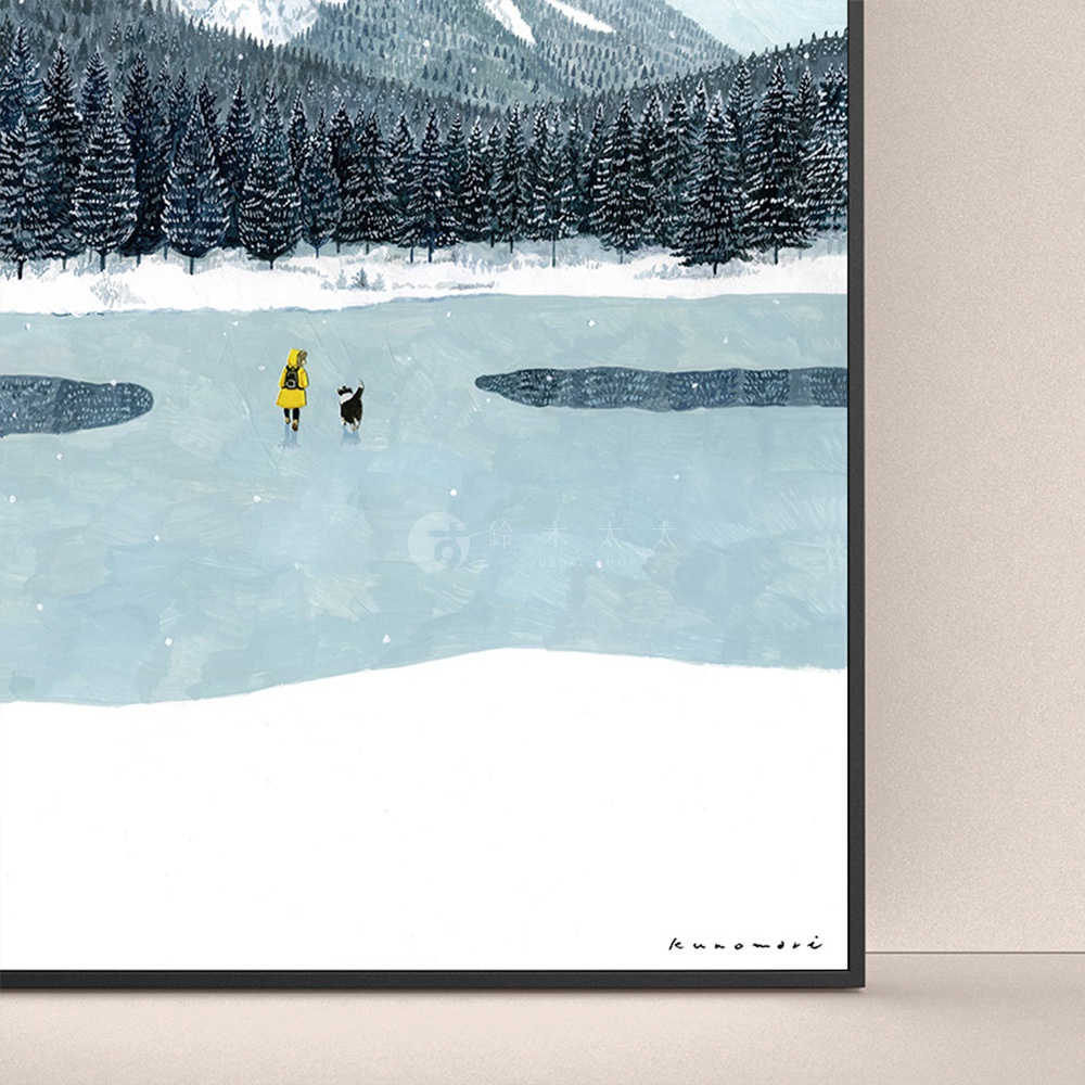 無框帆布藝術海報，描繪一幅冬日雪景，遠方是覆蓋著白雪的山脈和茂密的松樹林。畫中，結冰的湖面上，一人穿著黃色外套，身旁跟著一隻黑白小狗，正在冰面上行走。整體色調以冷色系為主，呈現寧靜的氛圍。