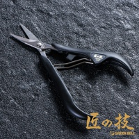 不鏽鋼指甲剪，具有黑色防滑握柄，剪刀部分為銀色不鏽鋼材質，握柄上印有日文「匠の技」及「MADE IN JAPAN」字樣。