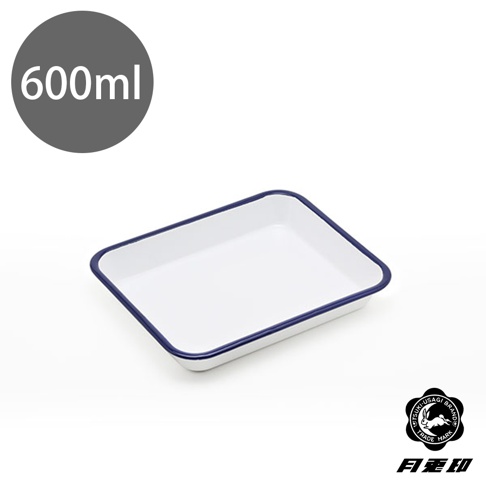 白色琺瑯材質的長方形調理盤，盤邊緣為藍色滾邊，尺寸為 21 公分，容量 600 毫升。