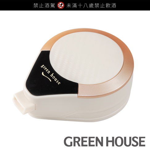 此為攜帶型一鍵式金泡啤酒機，外殼為白色，上方圓形頂蓋帶有玫瑰金飾邊。頂蓋中央為米白色，帶有細緻的菱格紋路。左側為黑色飾板，印有金色「green house」字樣。