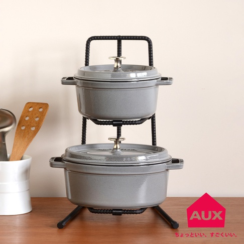 BOW 廚房工業風兩層收納展示架，黑色金屬材質，架上擺放兩個灰色鑄鐵鍋，鍋蓋中央有金色旋鈕，鍋具側邊有把手。