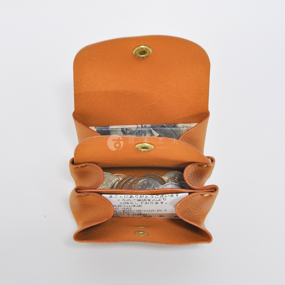 職人手作皮革三層收納零錢包，橘棕色，打開狀態，內有鈔票和硬幣，材質為皮革。