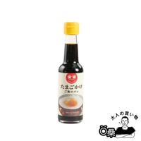 金笛雞蛋拌飯專用醬油，玻璃瓶裝，深棕色醬油，黃色瓶蓋。瓶身標籤有紅色圓形標誌，印有日文「たまごかけごはんのタレ」字樣，下方繪有雞蛋拌飯圖案。