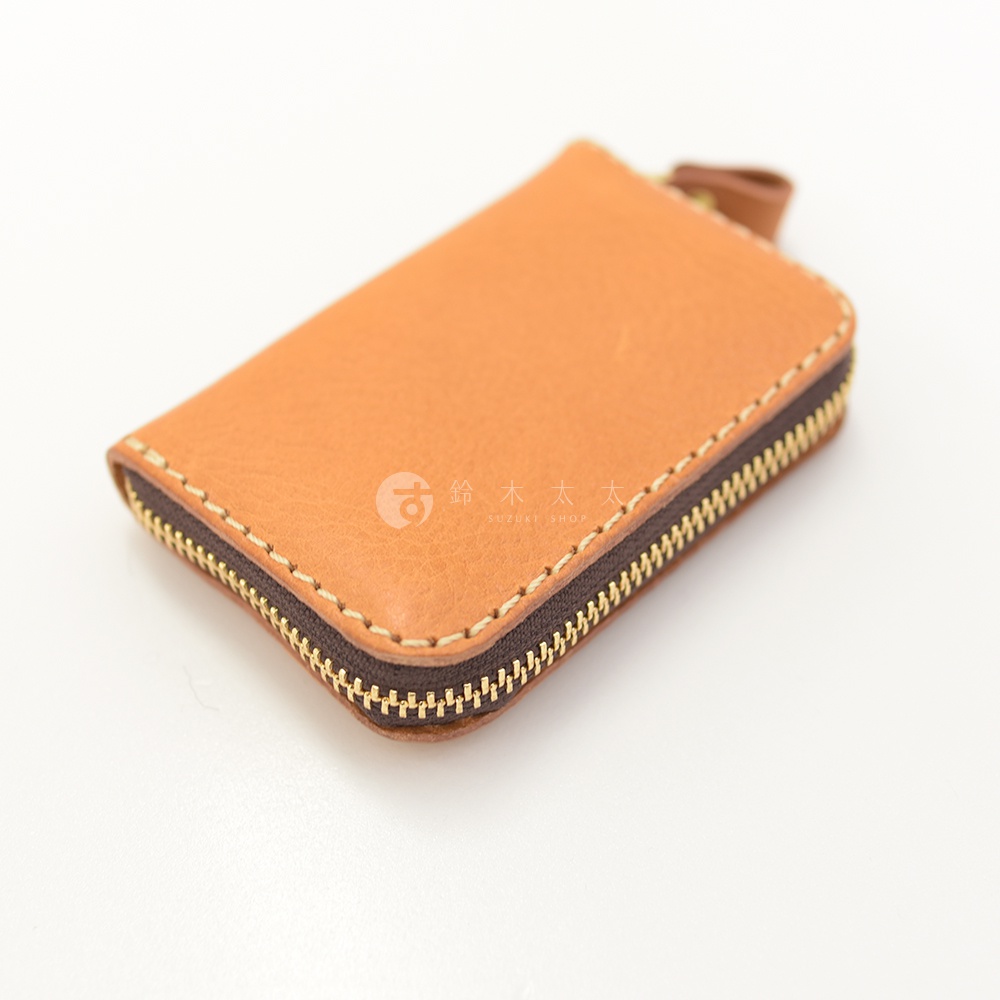 棕色皮革拉鍊收納錢包，帶有縫線細節和頂部皮革拉環，整體呈長方形。