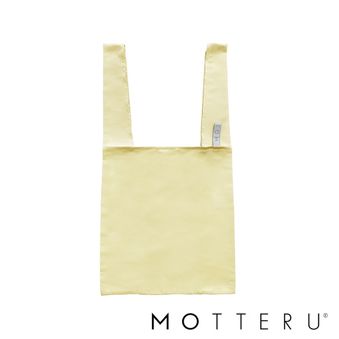 淡黃色大容量摺疊環保隨行袋，布料材質，具有兩個肩背帶，袋身方形，右肩帶上有灰色織標，織標上印有白色「MOT」字樣。