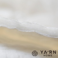 特寫鏡頭展示了白色脫脂棉混紡紗線的質地，邊緣帶有縫線細節，下方為淺黃色背景，右下角有「YARN HOME」品牌標誌。