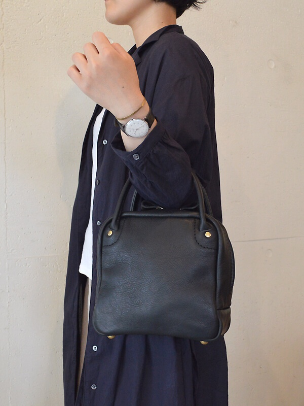 職人手作皮革Organ方形托特包，黑色，採用柔軟皮革製成，包身帶有方形輪廓，頂部有兩個短提把，並點綴金色鉚釘。