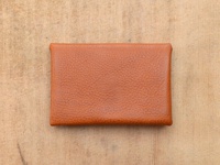 職人手作皮革Organ雙開卡片收納夾 (GS-41)，淺棕色皮革，表面帶有細膩紋理，簡潔的雙開式設計，置於木紋背景上。