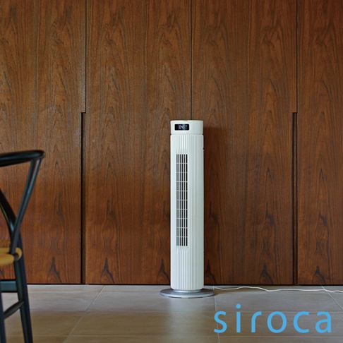 白色直立式循環風扇，帶有銀色底座，頂部有顯示屏，置於木紋牆壁前。