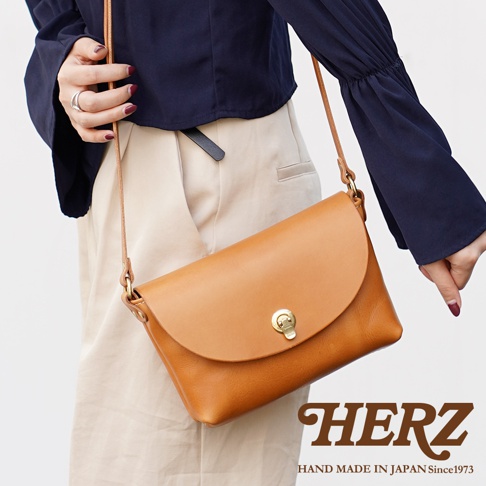 職人手作皮革迷你單肩手袋，採用光滑棕褐色皮革製成，配有金色旋轉鎖扣和可調節皮革肩帶。