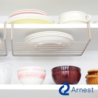 金屬雙層碗盤收納掛架，可懸掛於層架下方，收納白色盤子、粉色花紋碗和紅色木碗。