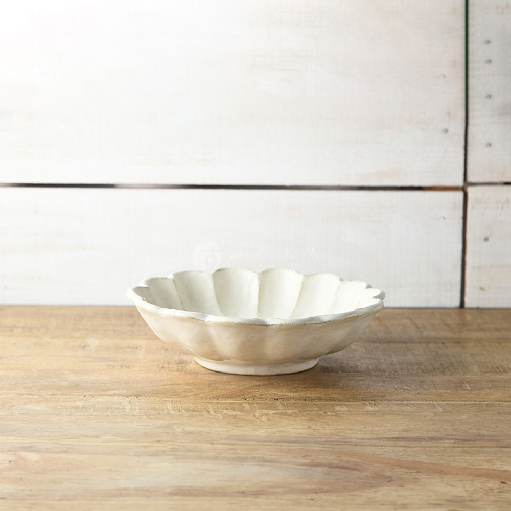 米白色美濃燒陶製沙拉盤，帶有花瓣狀的邊緣，盤底有細微紋理，整體呈現樸實質感。