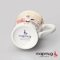 白色陶瓷馬克杯，杯身印有橫濱地圖和散步貓咪圖案，以紅、黃、藍色為主。杯底有mapmug品牌標誌、製造資訊「MADE IN JAPAN」。
