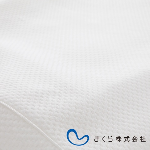 護頸止鼾枕專屬枕套，白色網狀織物，帶有細緻的菱形格紋，左下角有白色縫線，右下角有藍色曲線標誌及日文「まくら株式会社」字樣。