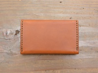 職人手作皮革Organ商務用名片夾，經典棕色，採用精緻車縫工藝，簡約設計，展現皮革質感。