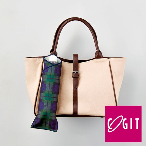 一款短款吸水速乾便攜傘套，採用深藍色與綠色格紋布料製成，傘套內裝有透明傘瓶，傘套一端為開放式設計，另一端則較為收窄，整體呈現簡約的風格。