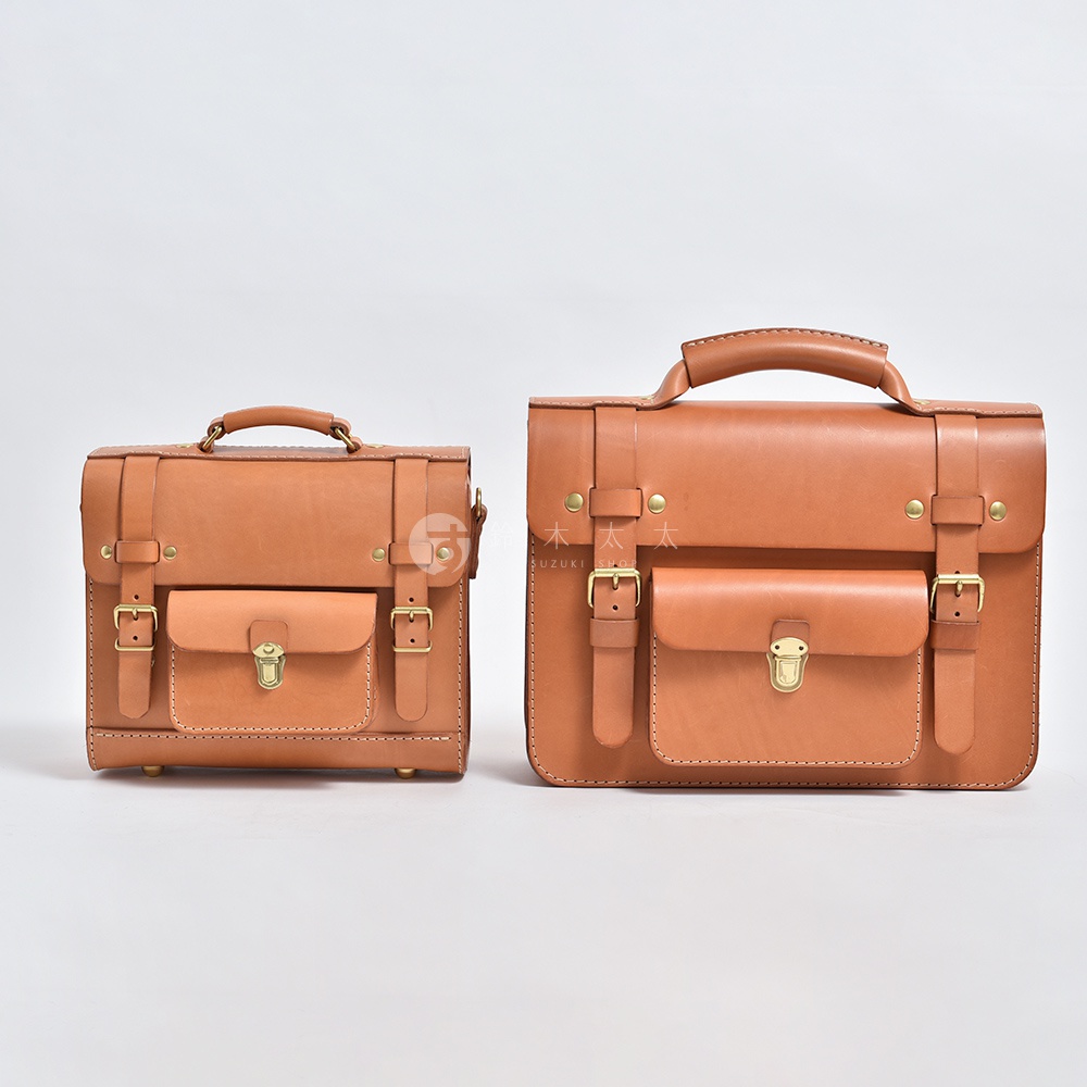 兩款棕色皮革學院風三用迷你後背包，皆有翻蓋、側邊皮帶扣環及金屬鎖扣設計。