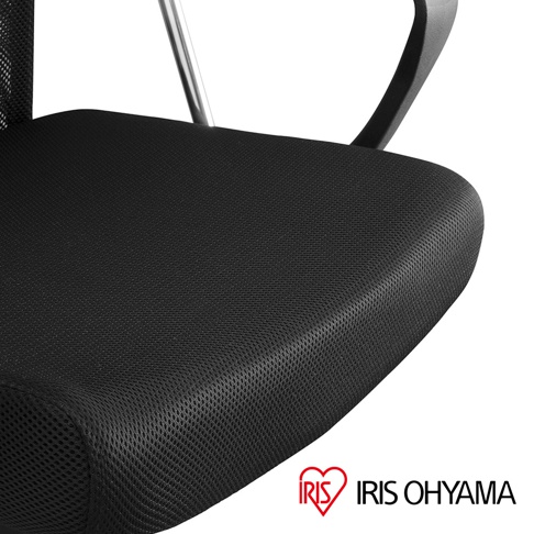 IRIS OHYAMA 網布辦公椅黑色坐墊的特寫，展現其材質紋理。