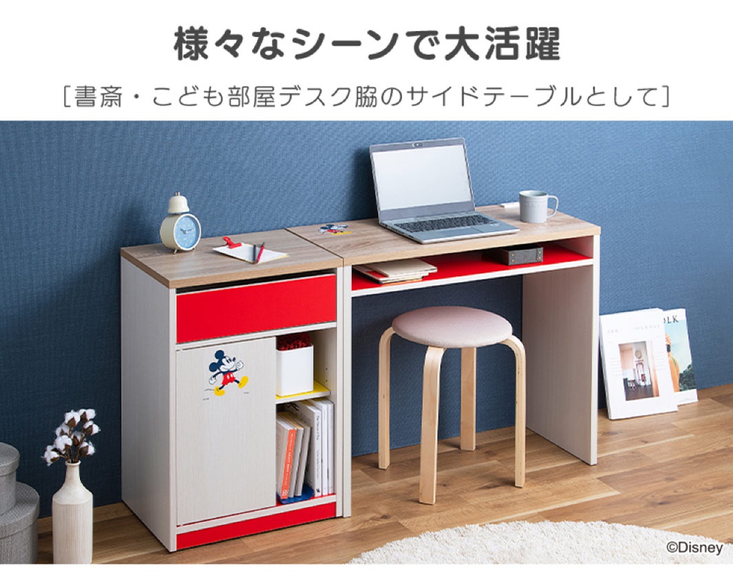 迪士尼系列木質五格桌邊收納櫃，木紋桌面搭配紅色抽屜與門板，門板印有米奇圖案，櫃體下方有腳輪。