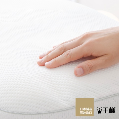 一隻手輕柔地放在白色天絲枕套上，展示其細膩的織紋與柔軟觸感。