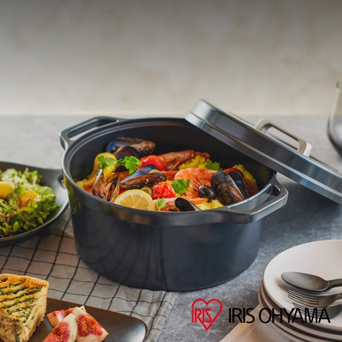 COTOCO 萬用無水調理鍋26cm，銀灰色鍋身，內有豐富海鮮料理，包含淡菜、鮮蝦、番茄、檸檬片及香草，鍋蓋半開，旁邊擺有沙拉和鹹派。