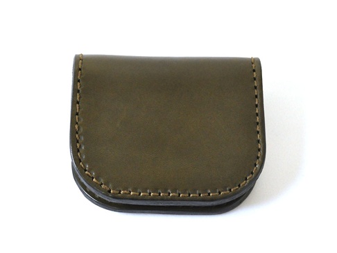 職人手作皮革馬蹄造型零錢包，採用深橄欖綠色皮革製成，邊緣有明顯的縫線裝飾，風格簡約。