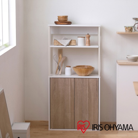 鐵木櫥櫃 IWKC-590，白色櫃身搭配兩扇木紋門板，櫃內有三個開放式層架，展示木碗、鍋具及調味罐等廚房用品。