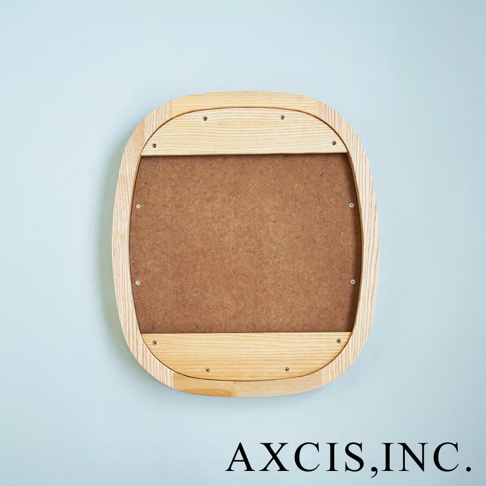 橢圓形木框萬用壁掛鏡，木框呈現天然原木色，邊緣圓潤。鏡子背面為深棕色木質纖維板，邊緣以螺絲固定。