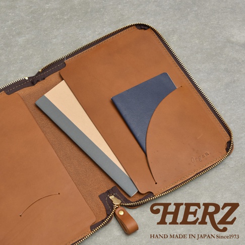HERZ職人手作皮革Organ記事本收納包，設有卡槽可放置護照或筆記本。