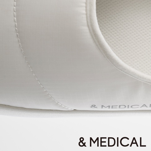 &MEDICAL 品牌標誌印製在白色機能鞋上，呈現簡約細節。