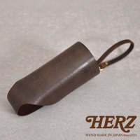 職人手作皮革Organ水壺套，深棕色，簡約設計，附有皮革提把，適合收納水壺。