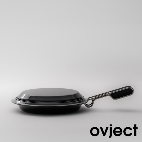 黑色圓形琺瑯煎鍋，附有金屬手柄，鍋身呈現光滑的表面，鍋蓋與鍋身結構緊密。