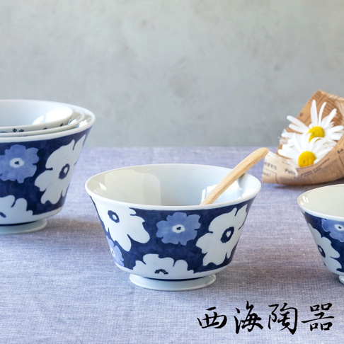 波佐見燒藍花紋兩件式丼飯碗，陶瓷材質，碗身外側繪有藍色與白色相間的花朵圖案，風格典雅。