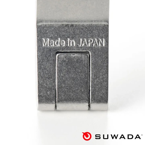 SUWADA諏訪田製作所出品的日本職人指甲剪局部特寫，金屬表面刻有清晰的Made in Japan字樣，下方搭配品牌Logo與文字，整體呈現出高品質的金屬工藝質感。