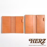 兩款職人手作皮革輕便記事本書套，皆為淺棕色皮革材質，打開狀態展示內部設計，包含卡槽與筆夾。