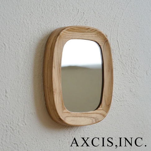 橢圓形木框壁掛鏡，木框呈現自然紋理，鏡面清晰。