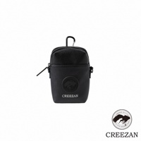 黑色紋理皮革迷你側背收納包，頂部有拉鍊開口、金屬掛勾，正面中央有品牌圓形標誌與品牌名稱。