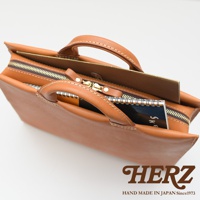 HERZ 職人手作皮革簡約商務公事包，棕色皮革，拉鍊開闔，內含筆記本，手把特寫，日本製造 since 1973