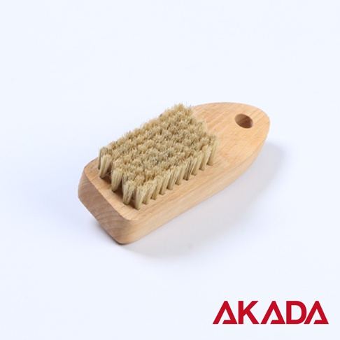 赤田刷毛工業的木柄豬毛蔬果刷，帶有圓孔手柄。