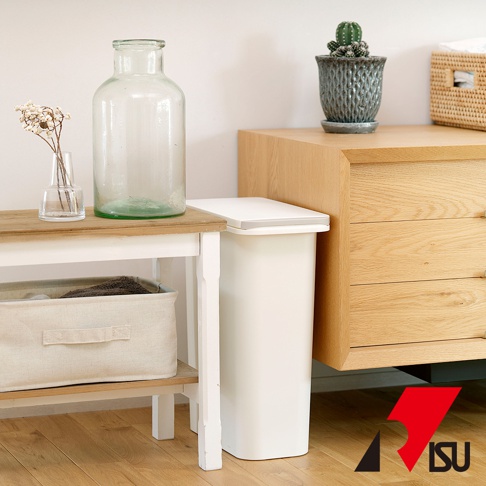 白色 H&H 系列 20L 防臭按壓式垃圾桶，採用簡約設計，搭配木質家具和裝飾品。