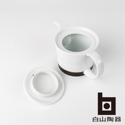 白色陶瓷茶壺，壺嘴朝左，壺身下方有深色麻紋，附帶一個白色壺蓋和一個濾網。