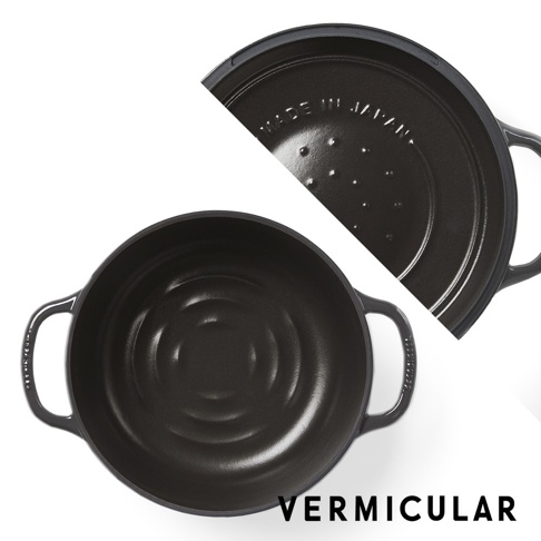 黑色 Vermicular mini IH 琺瑯鑄鐵鍋，鍋身與鍋蓋內側特寫，鍋蓋內側有「MADE IN JAPAN」壓紋。