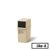 淺米色塑膠前開式矮版可疊垃圾桶，附黑色面板及英文標語。