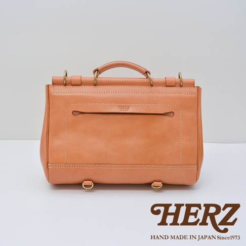 日本HERZ手工皮革瓦風側背包，駝色，金屬配件，精緻縫線，背面拉鍊袋。