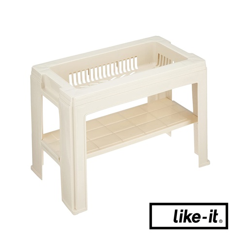 米白色塑膠材質的玄關穿鞋收納椅，上方有透氣孔設計，下方設有一層置物架，風格簡約。